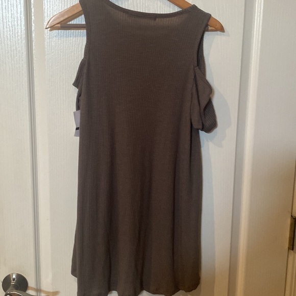 Coin 1804 Sz M Cold shoulder short sleeve hi low top - Picture 4 of 5